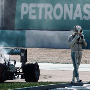 Sepang 2016, la disfatta di Hamilton che rischia la frattura con la squadra